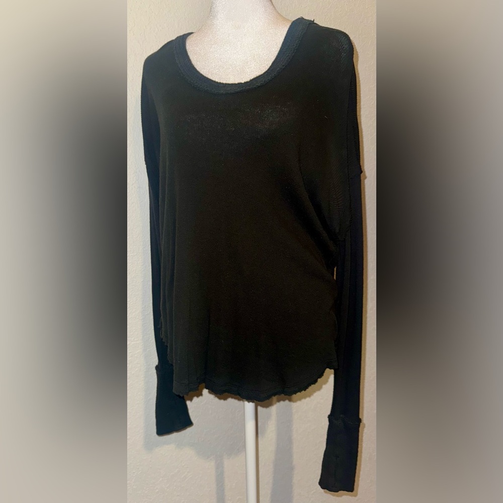 We the Free scoop neck long sleeve cuffed thumbhole black T-Shirt - Picture 2 of 6